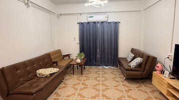 Room, Balcony, City View | Living area