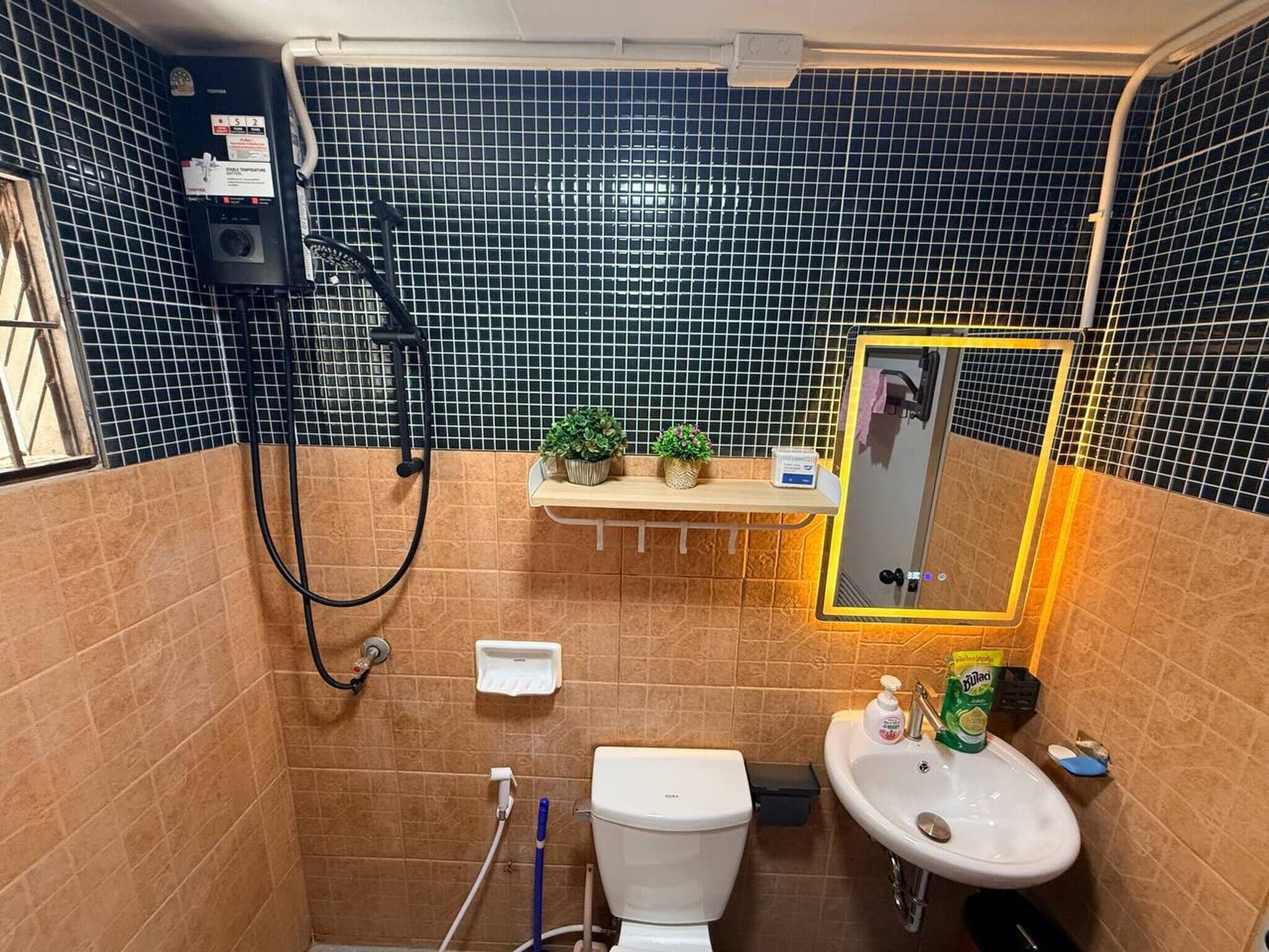 Quarto, sacada, vista para a cidade | Banheiro