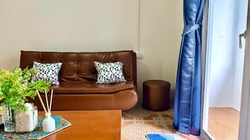 Kamer, balkon, uitzicht op de stad | Woonkamer