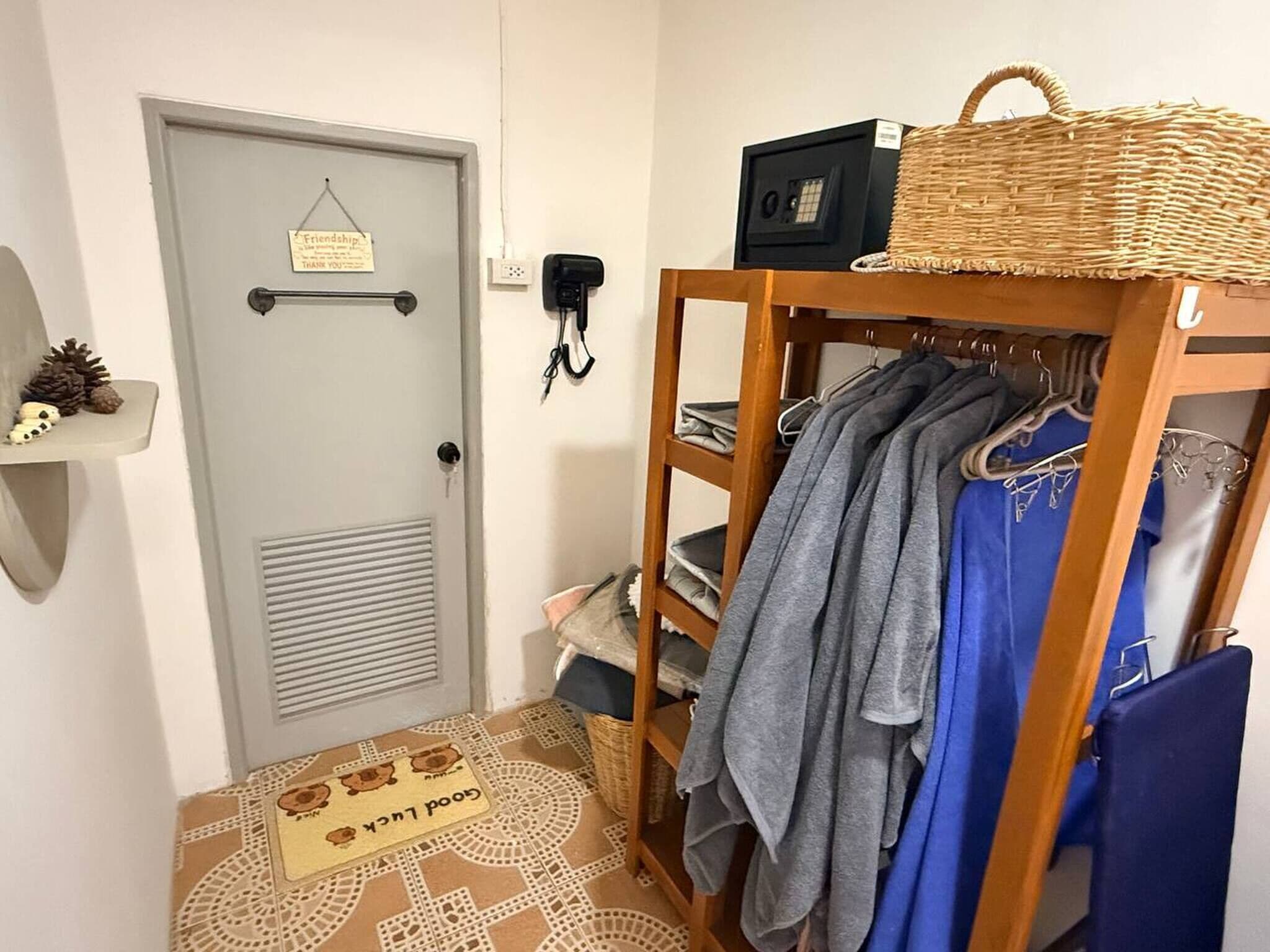 Kamer, balkon, uitzicht op de stad | Interieur