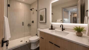 Suite junior | Baño | Artículos de higiene personal gratuitos, secador de pelo y toallas