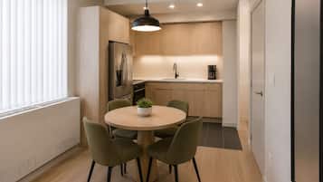 Suite junior | Cocina privada | Frigorífico, microondas, horno y placa de cocina