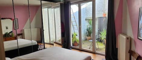 2 bedrooms, iron/ironing board, WiFi