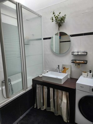 Séchoir à cheveux, savon, papier de toilette