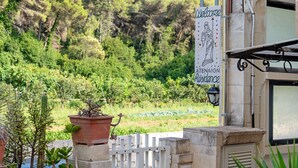 A sign with 'Welcome' and 'TENIA' indicating a residence. - Atenaion Studio Residence Holiday Home with Shared Terrace, Wi-Fi and Air Conditioning (Otranto)