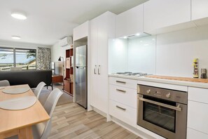Wasserkocher mit Kaffee-/Teezubehör, Kühlschrank, Mikrowelle, Herdplatte