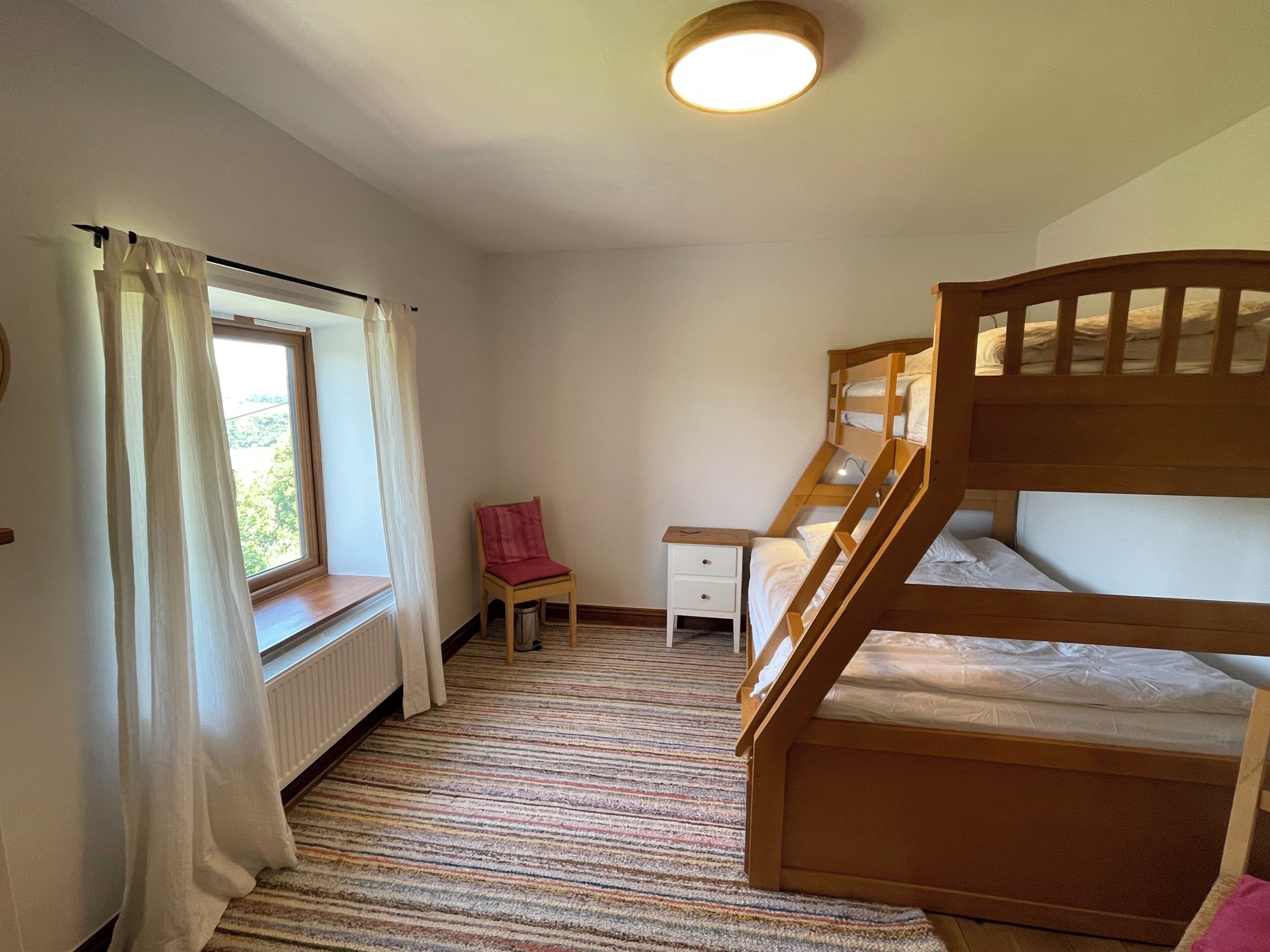 3 slaapkamers, een strijkplank/strijkijzer, gratis wifi, beddengoed