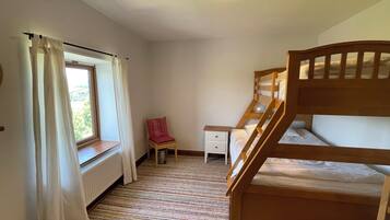 3 slaapkamers, een strijkplank/strijkijzer, gratis wifi, beddengoed
