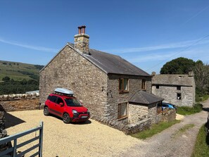 Exterior - Fully renovated historical farmhouse with sauna, fireplace and incredible views (Alston)