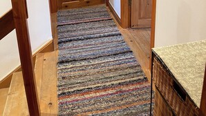Una puerta de madera con un suelo alfombrado que conduce a una habitación.