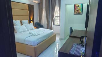Deluxe-Zimmer, Balkon, Stadtblick | Schreibtisch, schallisolierte Zimmer, kostenloses WLAN