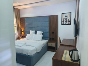 Quarto luxo, sacada, vista para a cidade | Escrivaninha, quartos à prova de som, Wi-Fi de cortesia