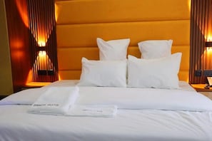 Quarto luxo, sacada, vista para a cidade | Escrivaninha, quartos à prova de som, Wi-Fi de cortesia