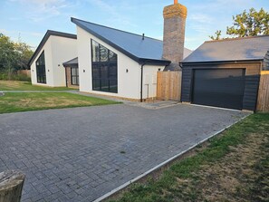 Exterior - Luxury Kent Bungalow Retreat Sleeps 12 (Tonbridge)