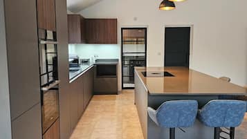 Lemari es, microwave, oven, dan kompor