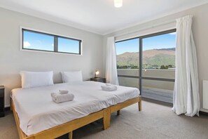 Iron/ironing board, WiFi, bed sheets - Wanaka 'Mount Iron Edge' with Mountain Views (Wanaka)
