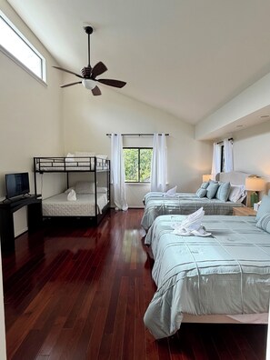 3 habitaciones, tabla de planchar con plancha, wifi y ropa de cama 