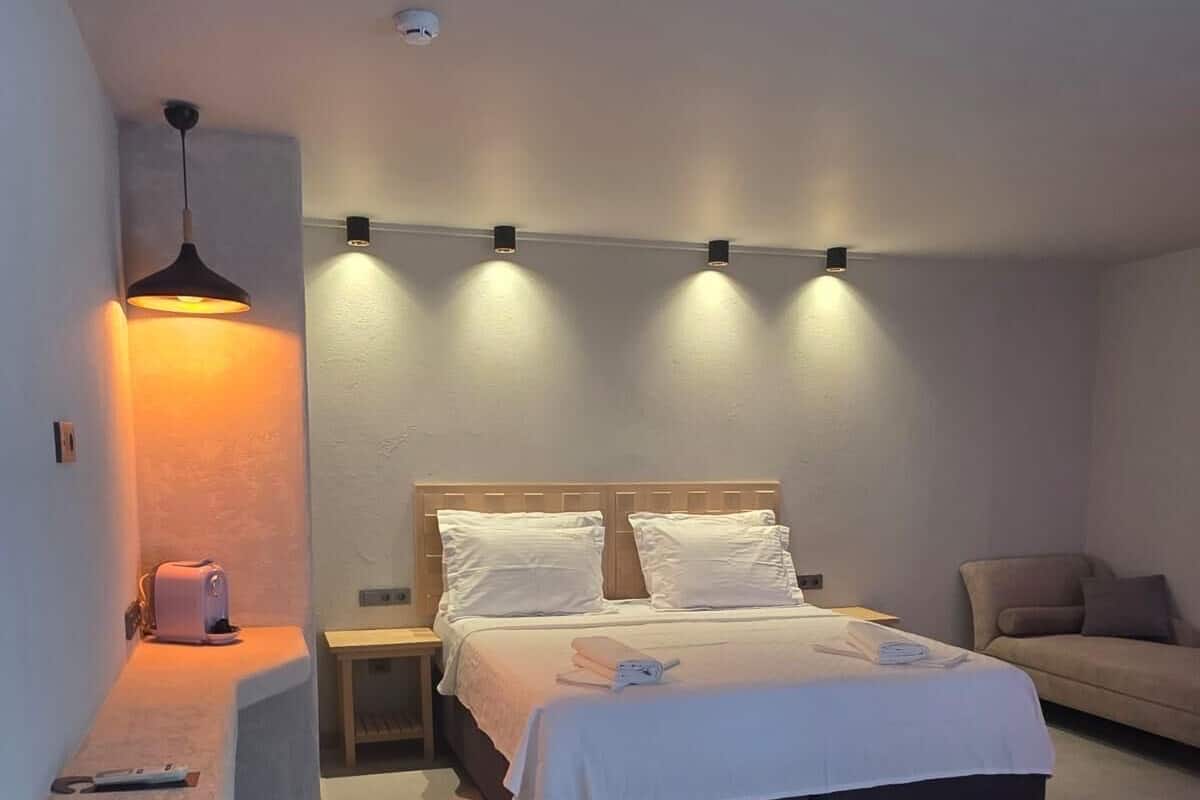 Habitación triple Deluxe, vistas a la montaña | Tabla de planchar con plancha y wifi gratis