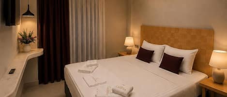 Una habitación de hotel moderna con una cama grande, mesitas de noche, un televisor de pantalla plana y un techo con listones de madera.