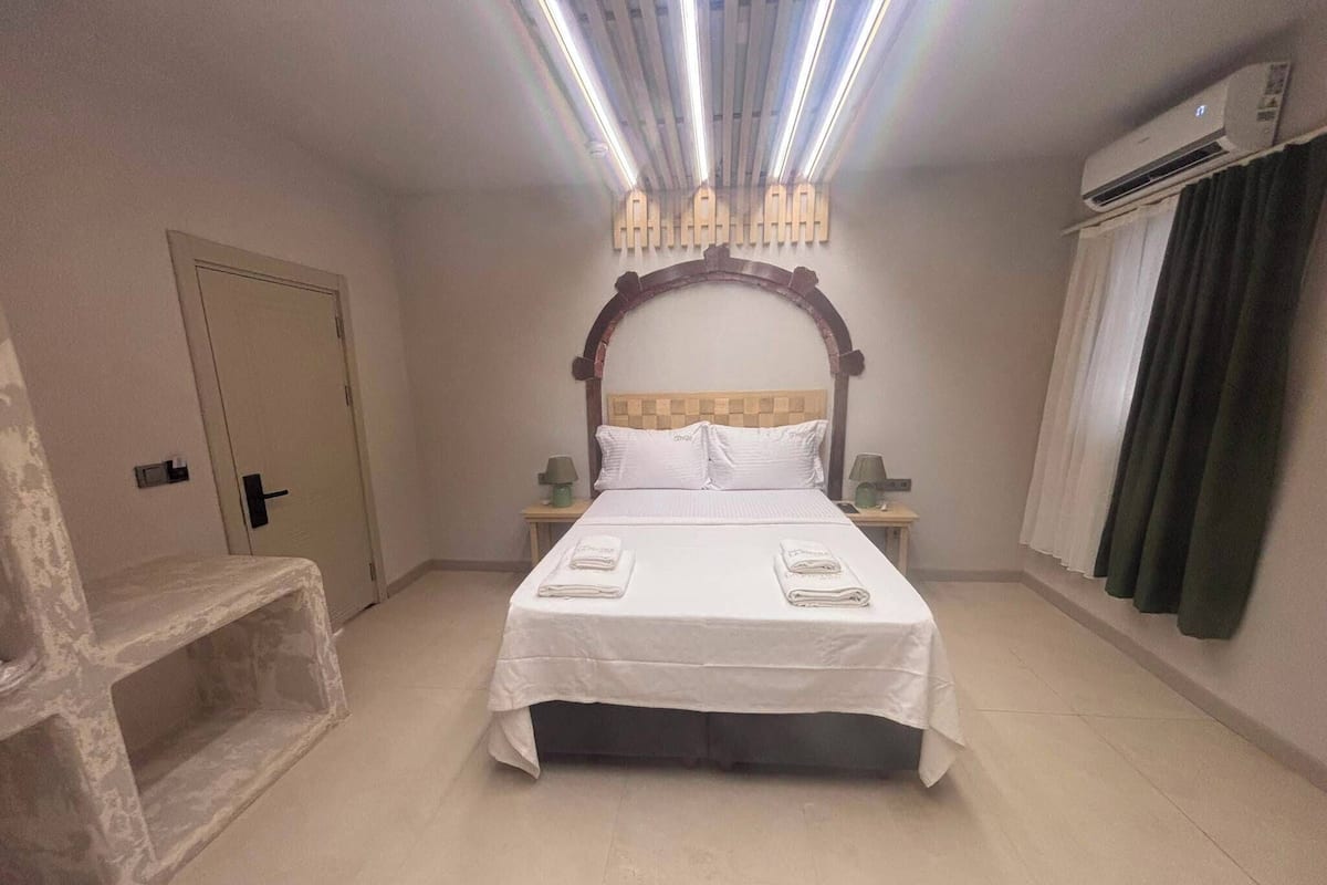 Habitación Confort doble, vistas a la montaña | Tabla de planchar con plancha y wifi gratis
