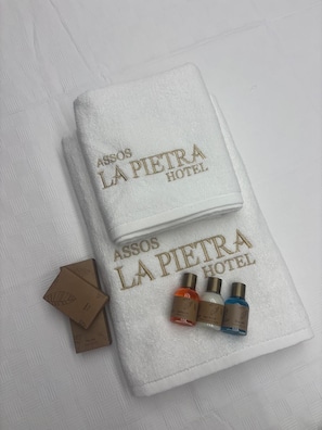 Produtos de toalete grátis, secador de cabelo, chinelos 