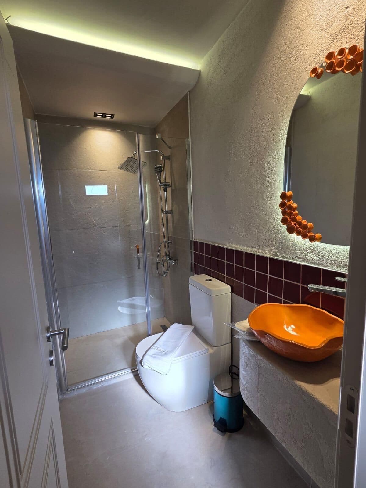 Comfort Double Room | Bathroom | Free toiletries, hair dryer, slippers, towels