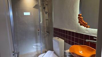 Comfort Double Room | Bathroom | Free toiletries, hair dryer, slippers, towels