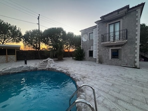 Una piscina al aire libre de temporada