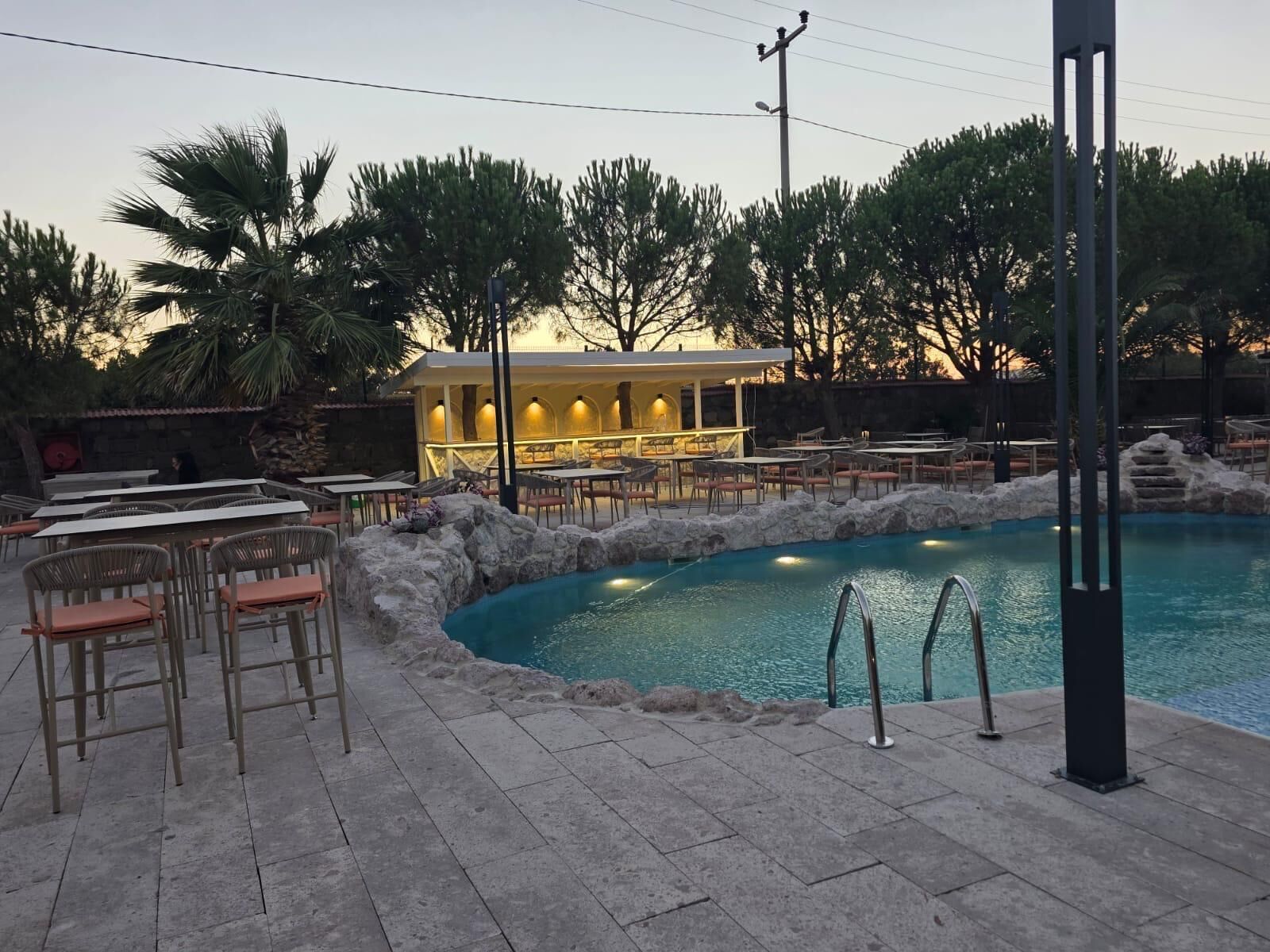 Una piscina al aire libre de temporada