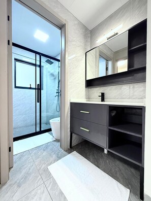 Shower, free toiletries, slippers, towels - Capital Rise View Palace Apartment (Nairobi)
