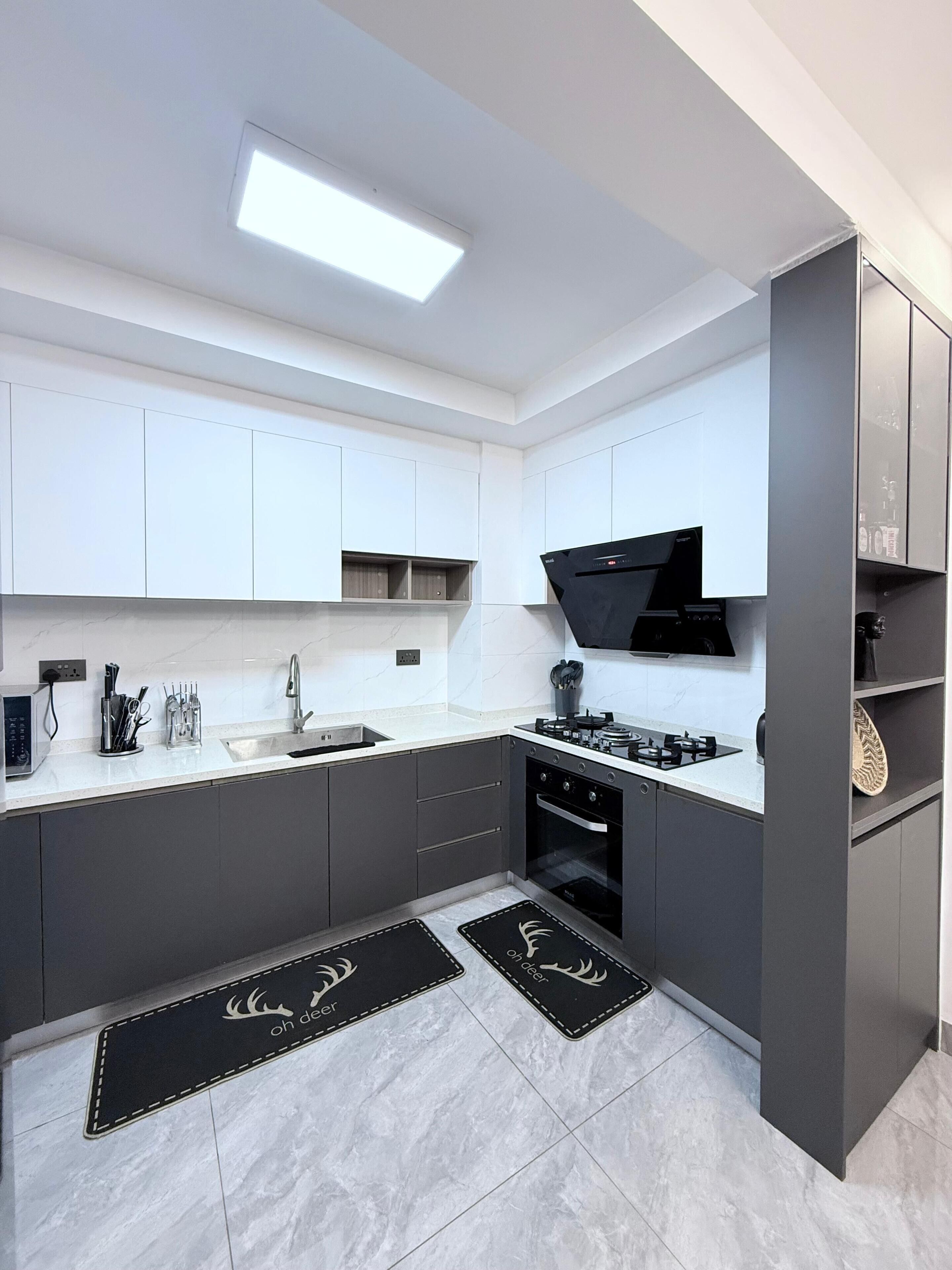 Full-sized fridge, microwave, oven, stovetop