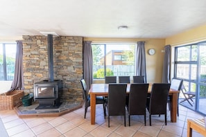 Dining - Mt Iron Century Cottage (Wānaka)