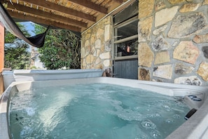 Outdoor spa tub - Family Retreat: 4BR Cabin w/ Game Room, Mountain Views & Free Attractions (Sevierville)