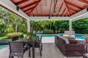 Outdoor dining - 4BR Garden Villa in Cocotal Punta Cana - Private Pool & Nature Views (Punta Cana)