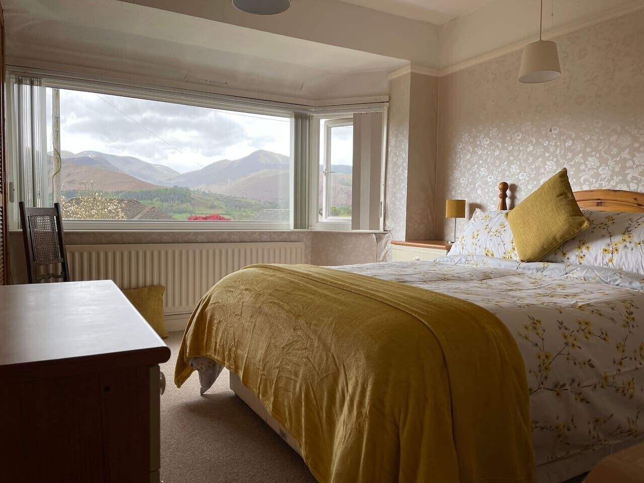 Desk, iron/ironing board, WiFi, bed sheets