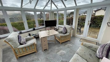 TV, fireplace