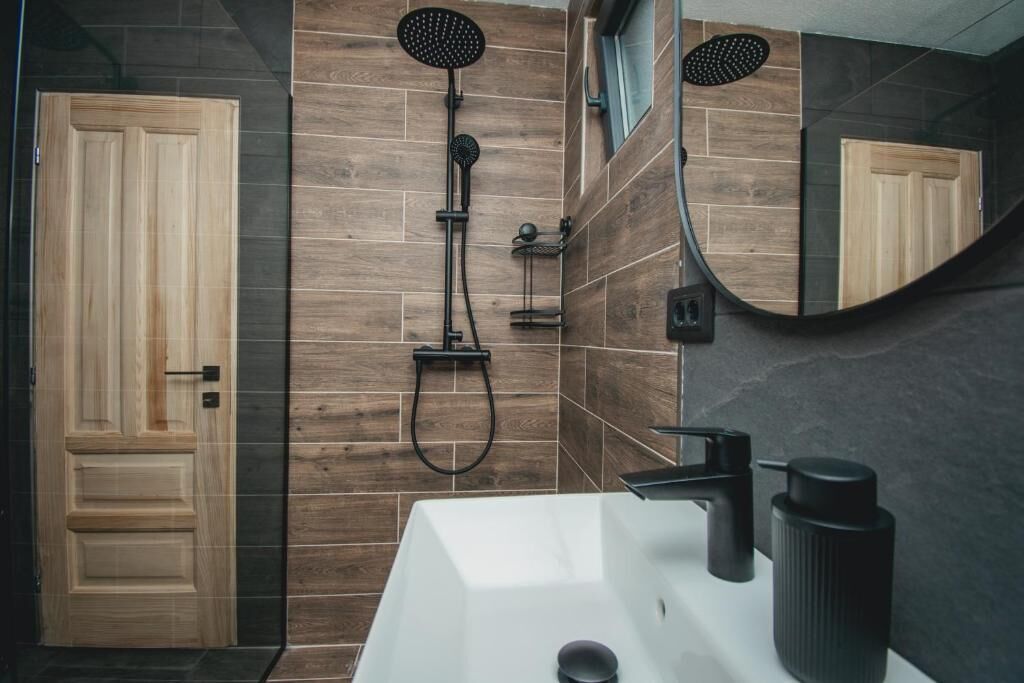 Douche, sèche-cheveux, serviettes fournies, savon