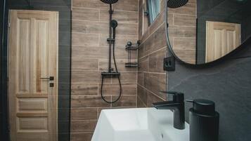 Douche, sèche-cheveux, serviettes fournies, savon