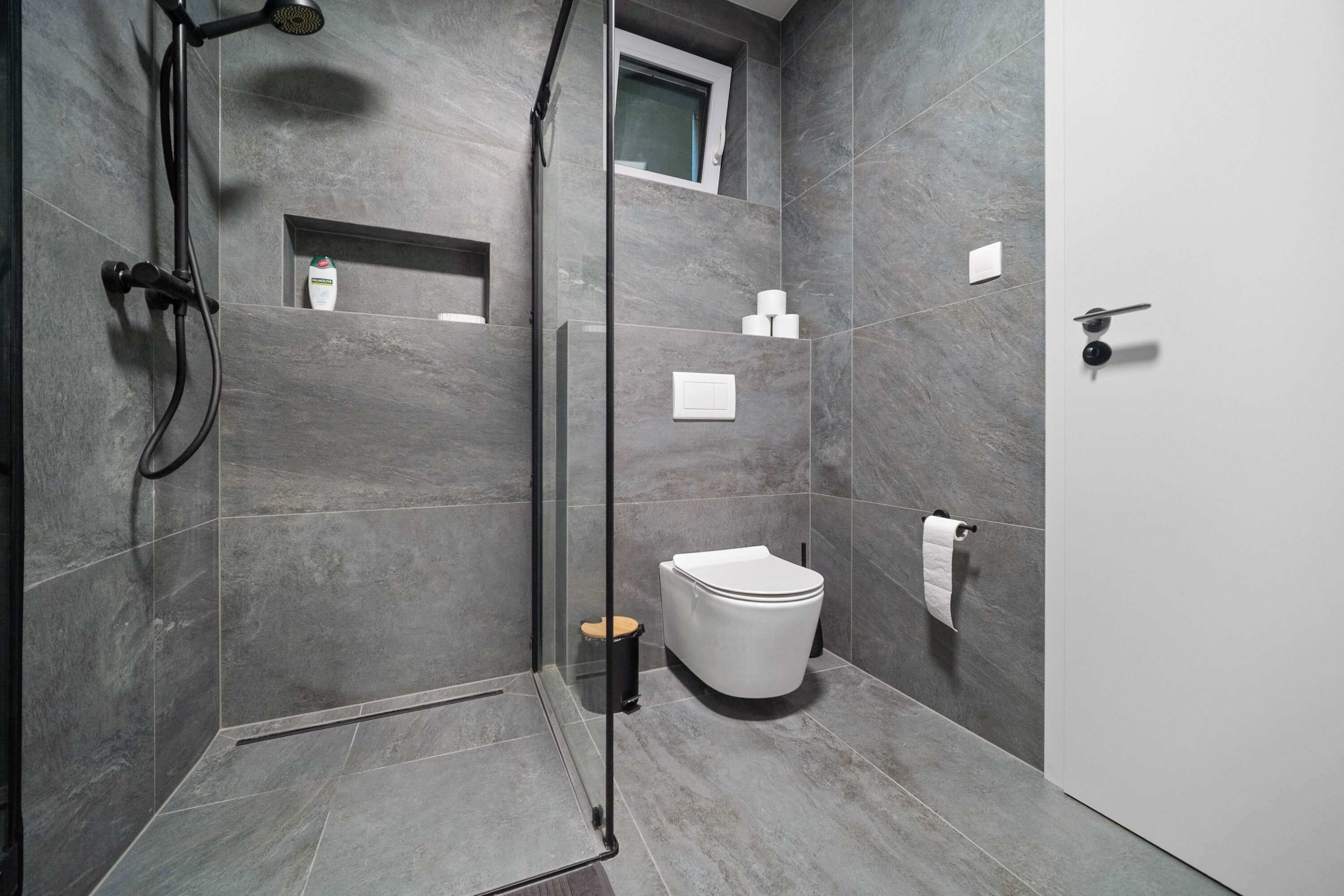 Een douche, een haardroger, handdoeken