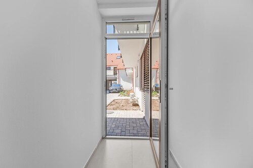 Old Town Modern Design Stay - AC & WI-FI