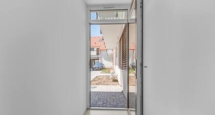 Old Town Modern Design Stay - AC & WI-FI