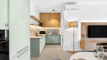 Coffee/tea maker, fridge, microwave, oven