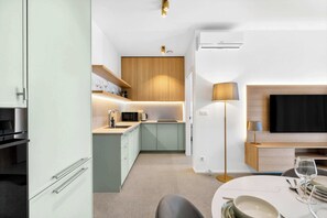 Wasserkocher mit Kaffee-/Teezubehör, Kühlschrank, Mikrowelle, Ofen