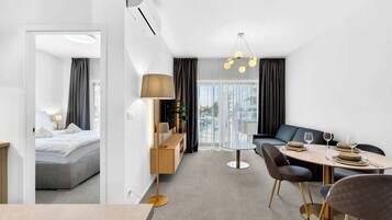 Desk, iron/ironing board, WiFi, bed sheets