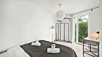 Desk, iron/ironing board, WiFi, bed sheets