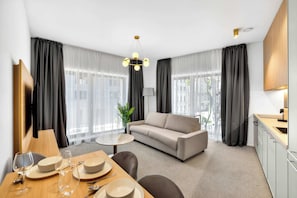 TV, offices - Heuhaus Central Paradise I - Wander, Dine & Shop (Bratislava I)