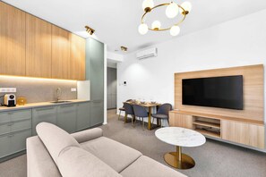 TV, offices - Heuhaus Central Paradise I - Wander, Dine & Shop (Bratislava I)