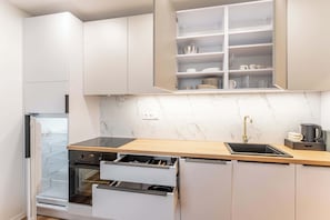 Coffee/tea maker, fridge, microwave, oven