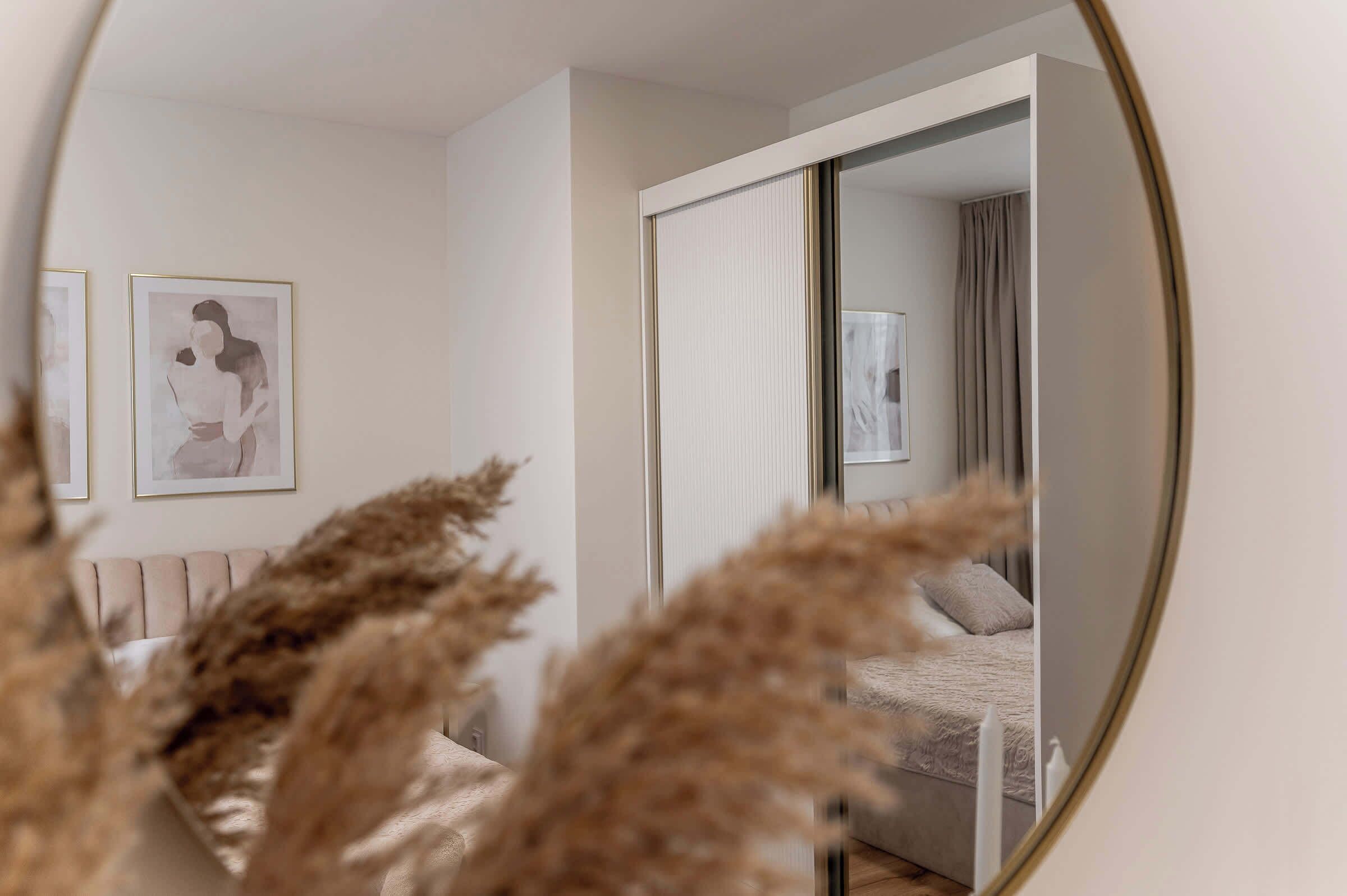 Tabla de planchar con plancha, wifi y ropa de cama 