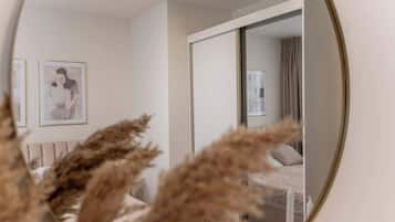 Tabla de planchar con plancha, wifi y ropa de cama